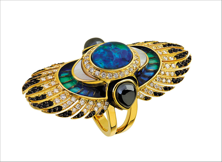 Anello di alta gioielleria Gaia. Oro giallo, opale, ematite, diamanti, spinelli, madreperla, lacca