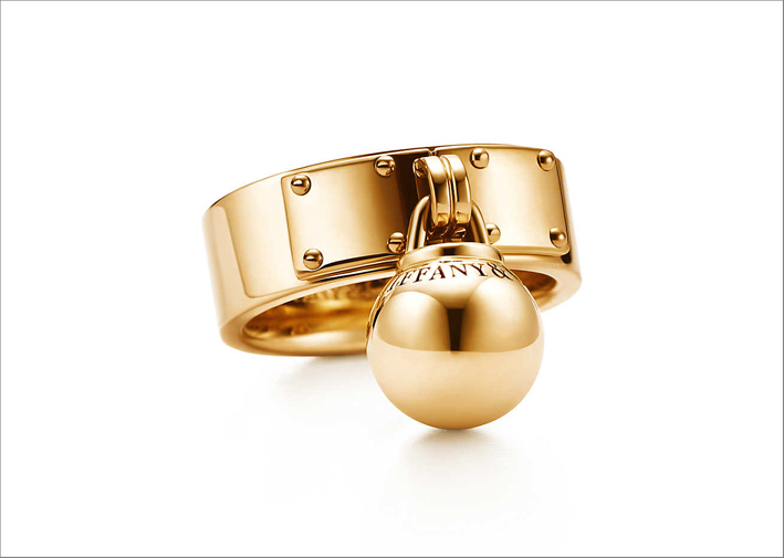 Collezione City Hardwear, anello in oro con ciondolo a sfera. Prezzo: 2250 euro