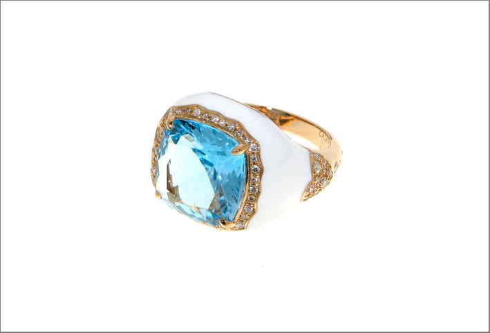 Anello in oro con smalto bianco, diamanti, topazio blu