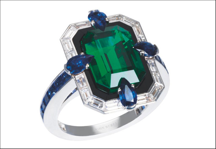 John Rubel, anello con oro bianco, smeraldo, zaffiri e diamanti