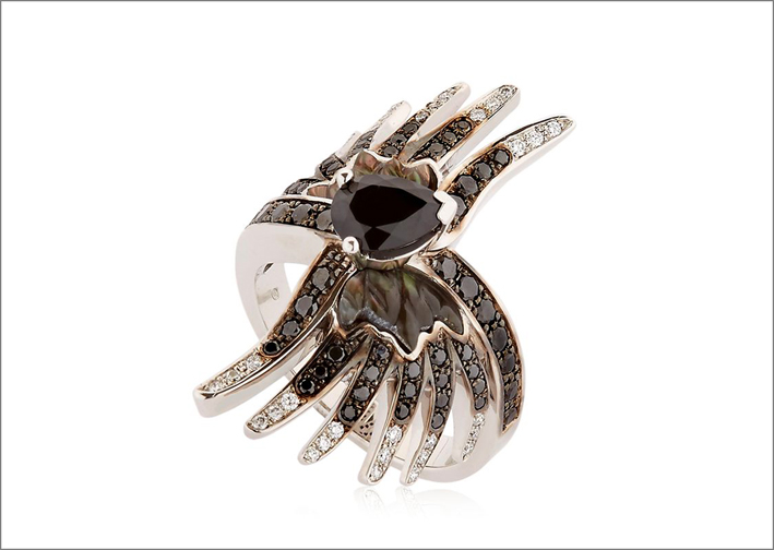 Anello Vesta, oro bianco, 36 diamanti bianchi, 56 diamanti neri, spinello nero, madreperla. Prezzo: 7.000 euro