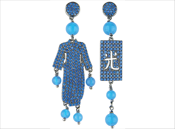 Orecchini Kimono Must azzurro. Prezzo: 390 euro