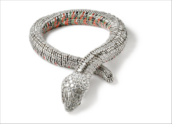 Cartier, collana serpente appartenuta all'attrice Maria Felix. Platino, oro bianco e giallo, 2.473 diamanti taglio rotondo e baguette (178.21 carati), due smeraldi forma di pera (occhi); smalto verde, rosso e nero 