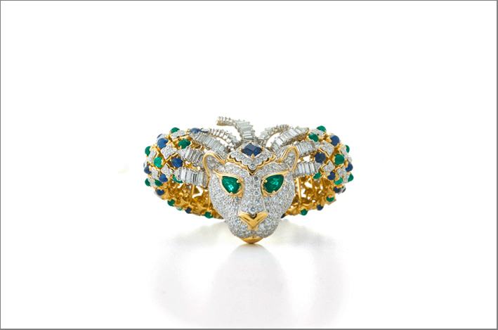 Bracciale Lion, in oro con smeraldi cabochone taglio pera, zaffiri, diamanti