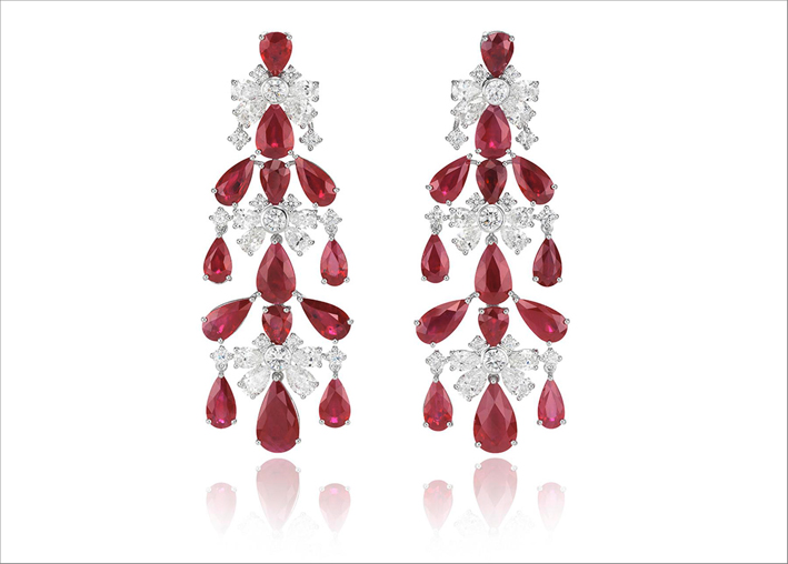 Orecchini chandelier con rubini taglio pera e diamanti