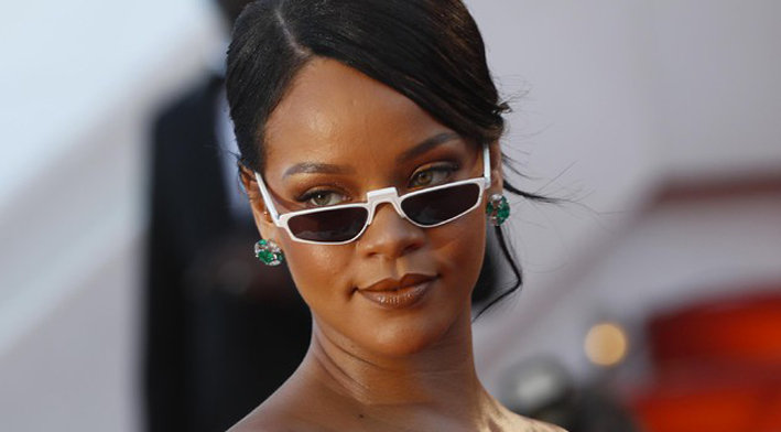 Rihanna con gli orecchini in oro bianco e smeraldi della collezione disegnata per Chopard