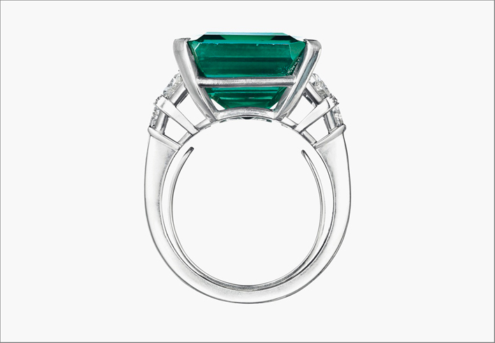 Il Rockfeller Emerald montato su anello di platino e diamanti