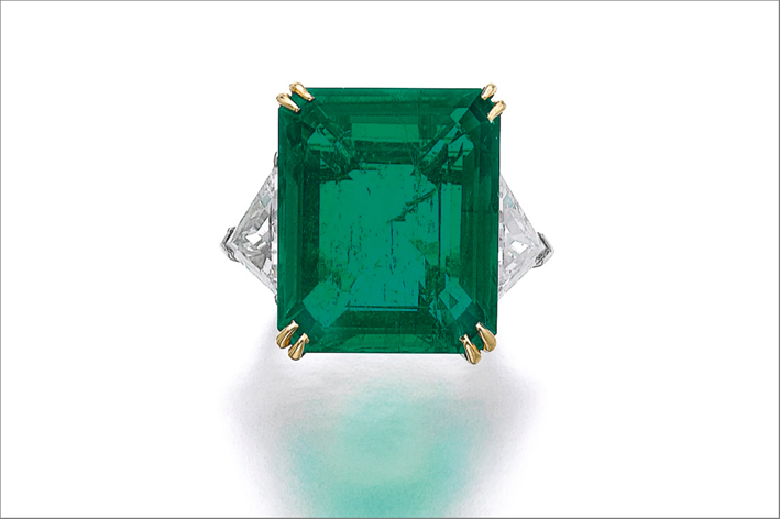Anello con smeraldo di Harry Winston. venduto per 929.465 dollari