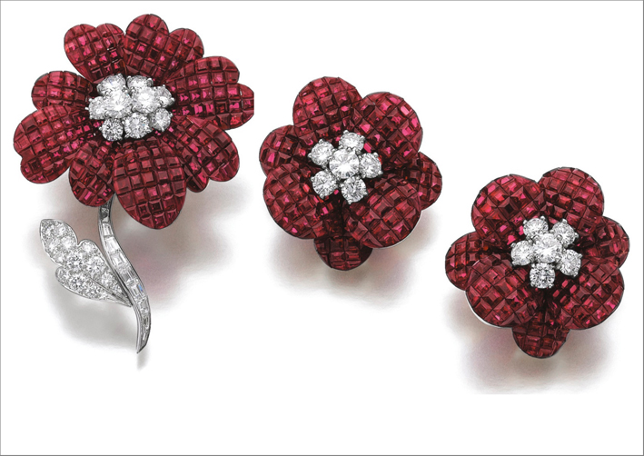 Spilla con rubini e diamanti e un paio di orecchini a clip di Van Cleef & Arpels. Venduti per 477.551 dollari