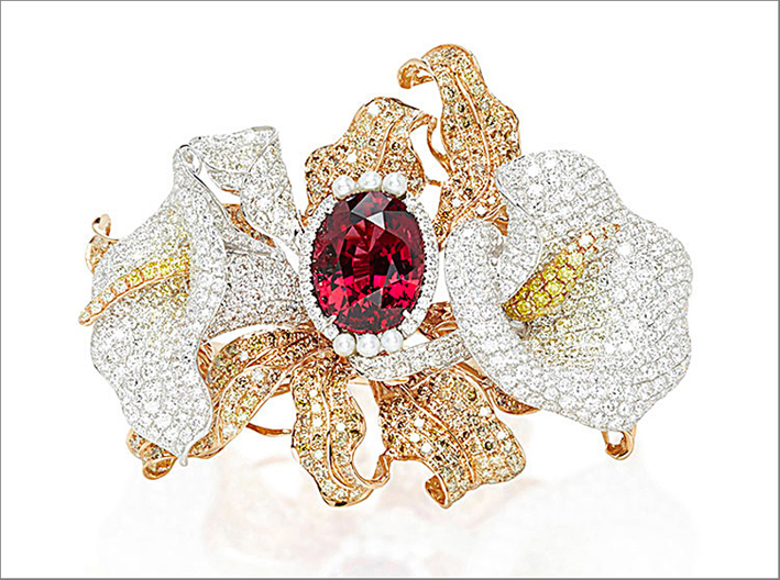 Rhodolite Garnet Flower Bracelet. Un granato rodolite circondato da diamanti di diversi colori. Pezzo unico. Prezzo: 74.844 euro