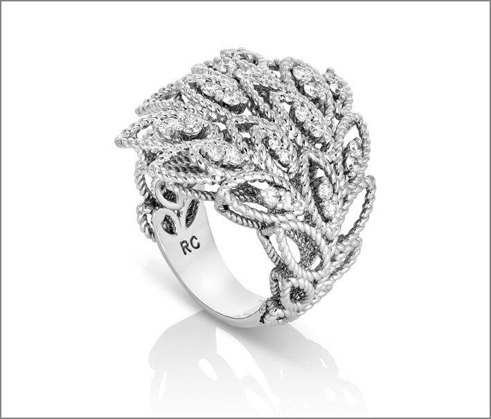 White gold ring with colorless diamonds