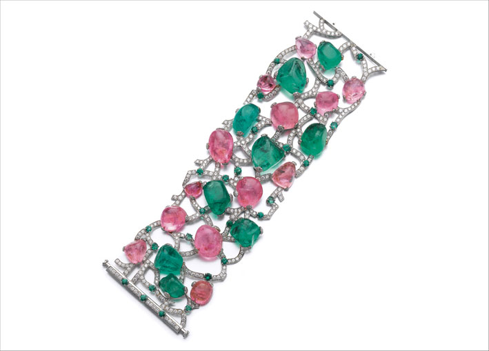 Sassi, bracciale con smeraldi, zaffiri rosa e diamanti. Stima di 8500 franchi, vendita a 65.000
