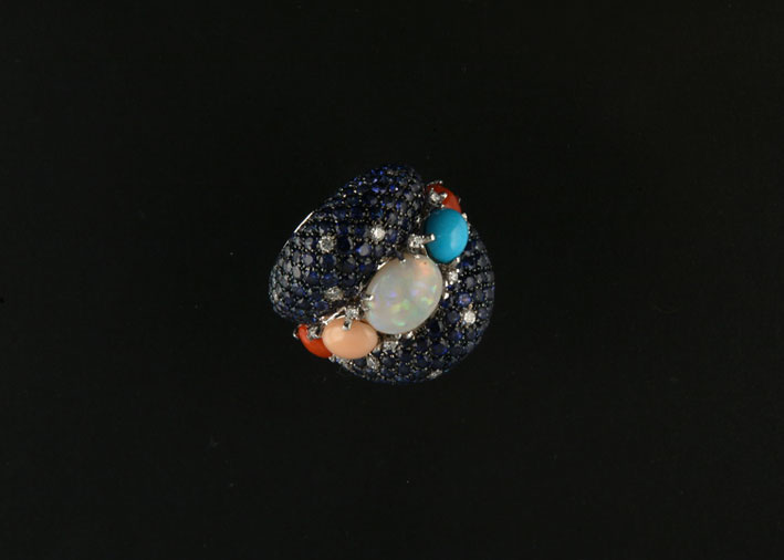 Anello con coralli, opale, diamanti neri