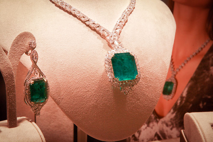 Gioielli con smeraldi esposti al Jck Show