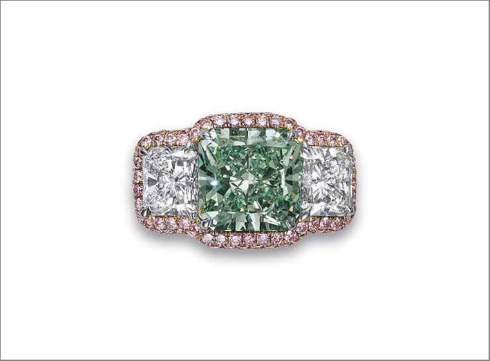 Anello con raro diamante verde, diamanti bianchi e rosa. Venduto per 1,24 milioni di dollari