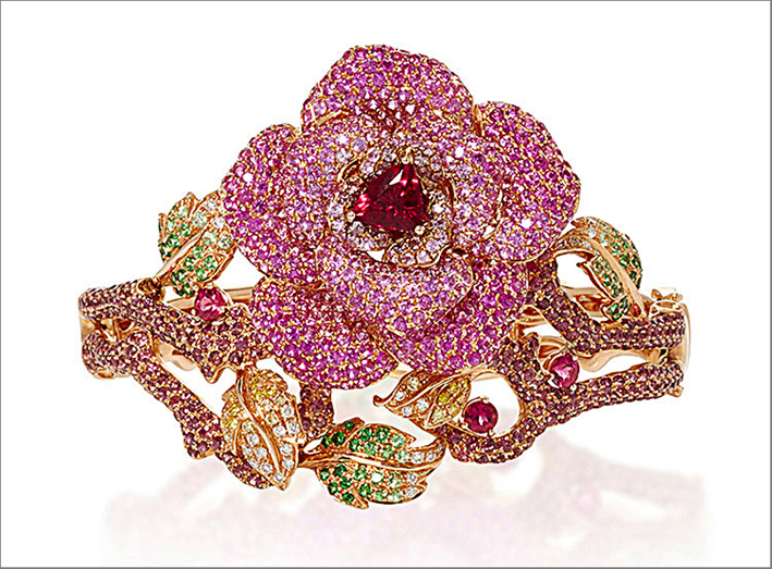 Rubellite And Sapphire Flower Bracelet.  Bracciale con zaffiri e rubellite al centro. Prezzo: 24.948 euro