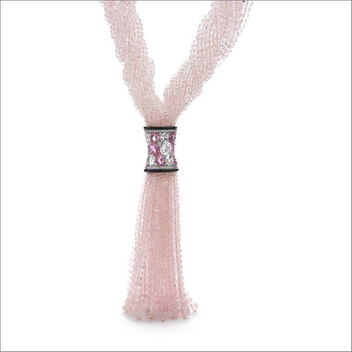 Sautoir di quarzo rosa, zaffiri rosa, pietra di luna, smalto e diamanti di Michele della Valle. Da una stima base di 5.500 franchi a un venduto di 17.500 