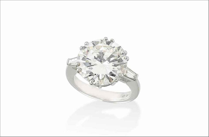 Anello con diamante chiarezza VVs2, taglio  brillante, da 10,78 carati. Venduto per 251.175 dollari