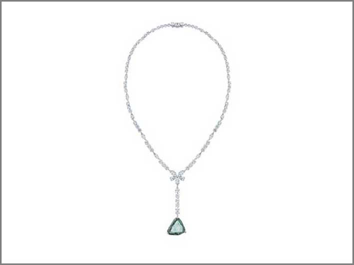 Collana della linea Awakeing, con un diamante pendente di 18,79 carati blu-verde e diamanti bianchi