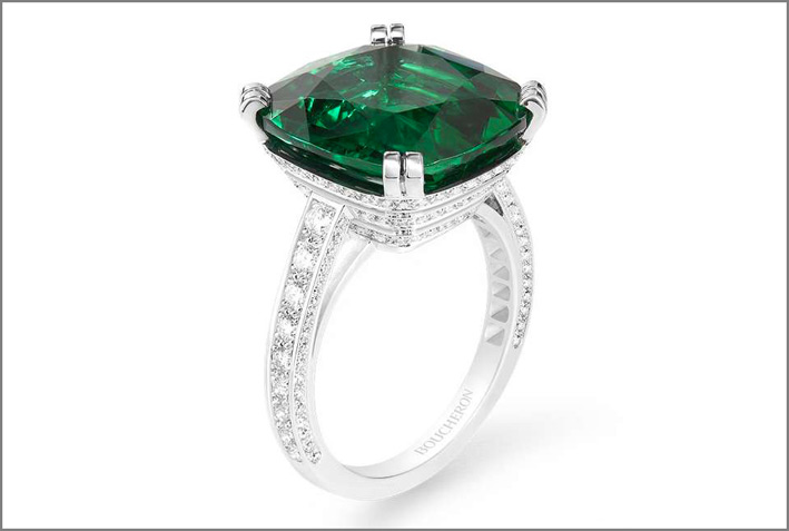 Anello in oro bianco con smeraldo dello Zambia, diamanti