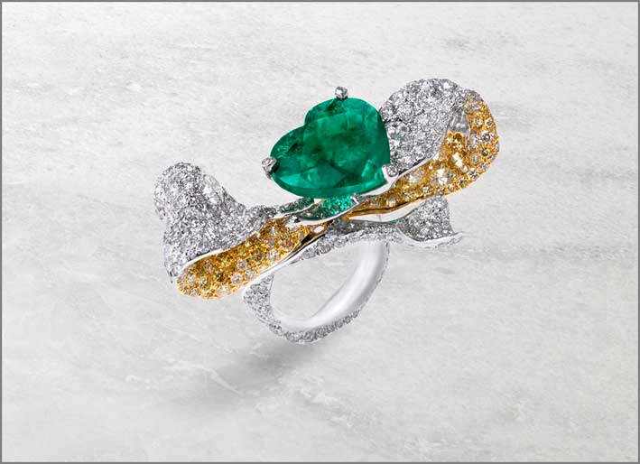 Anello con grande smeraldo a forma di cuore, diamanti bianchi  e gialli