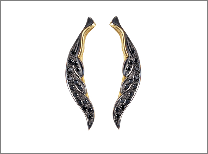 Orecchini labbra-piuma, in oro e diamanti neri. Prezzo: 540 euro
