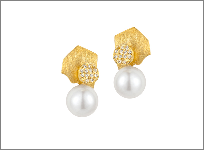 Fotoni Psarouli, orecchini Fragments in oro, perle e e diamanti. Prezzo: 910 euro