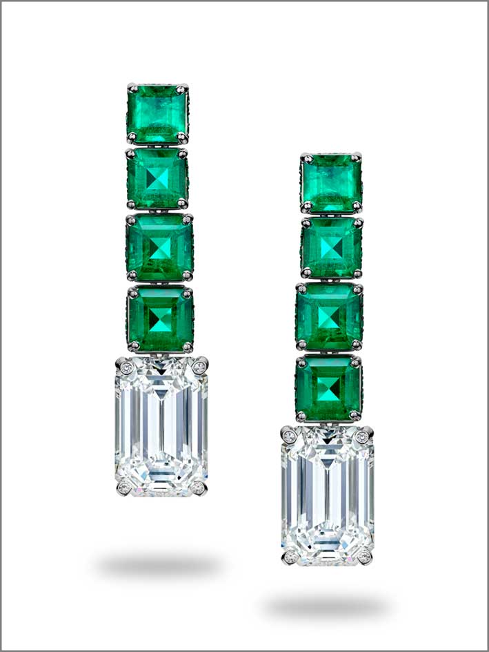 Orecchini di alta gioielleria de Grisogono, con otto smeraldi e due diamanti taglio smeraldo 