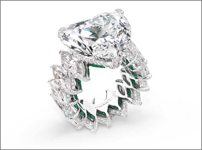 Anello formato da diamanti taglio marquise e smeraldi, più un diamante taglio a cuore