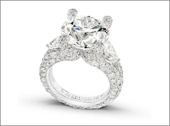 Anello della collezione Melody of Diamonds di de Grisogono. Un brillante, due diamanti a pera, 268 diamanti su oro bianco