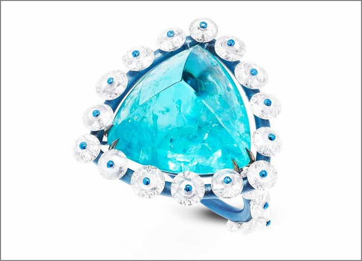 Anello con tormalina Paraiba circondata da diamanti su titanio blu