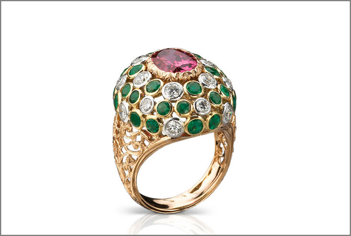 Buccellati, anello con rubellite, diamanti e smeraldi