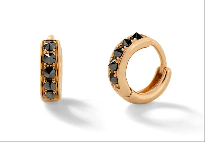 Line Hoops earring, in oro rosa e diamanti neri invertiti. Prezzo: 3275 euro