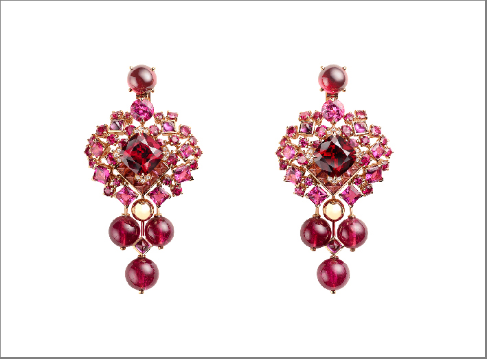 Orecchini Aria Passionata, oro e lacca rosa, rhodolite, rubini cabochon, granato, diamanti