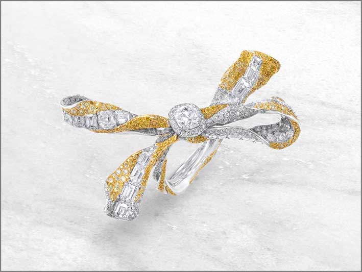 Cindy Chao, anello con diamanti bianchi e gialli della collezione Ribbon
