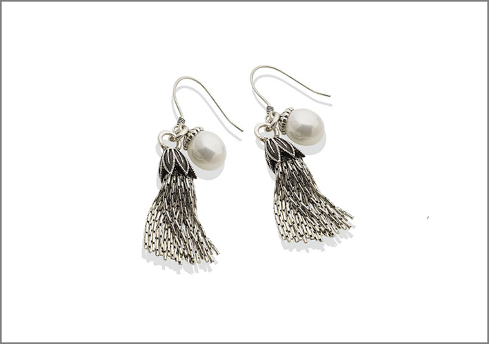 Collezione Rock, orecchini in argento con perle e nappa