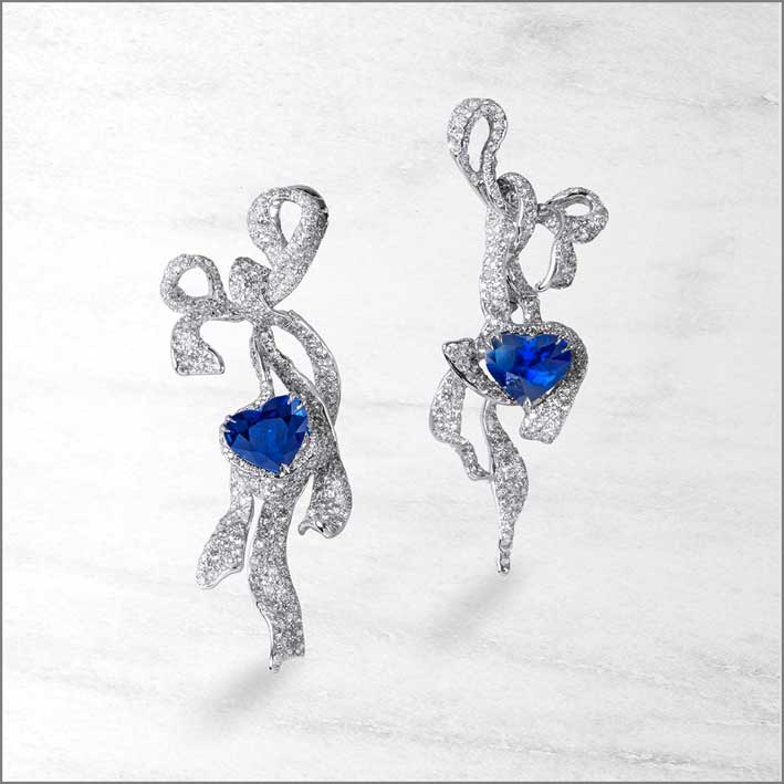 Orecchini con diamanti e due zaffiri blu. Immagini da Facebook