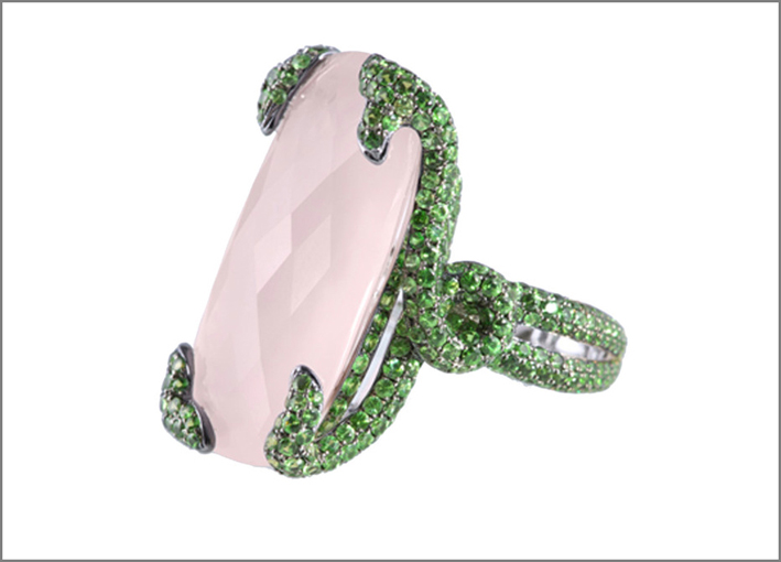 Dea ring, realizzato in oro bianco, quarzo rosa, pavé di tsavoriti. Prezzo: 14.700 franchi