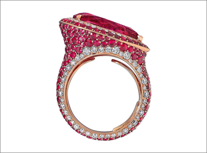 Vania Leles, anello con rubini e diamanti. La collezione Out of Africa è venduta da Neiman Marcus, Beverly Hills