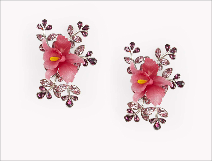 Flower Crystal, orecchini in stagno, ottone, resina, cristallo. Prezzo: 350 euro