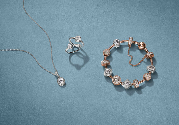 Bracciale, collana e anelli in  Pandora Rose, con pietre trasparenti e cristalli rosa sfumati  incastonati da intagli a forma di cuore