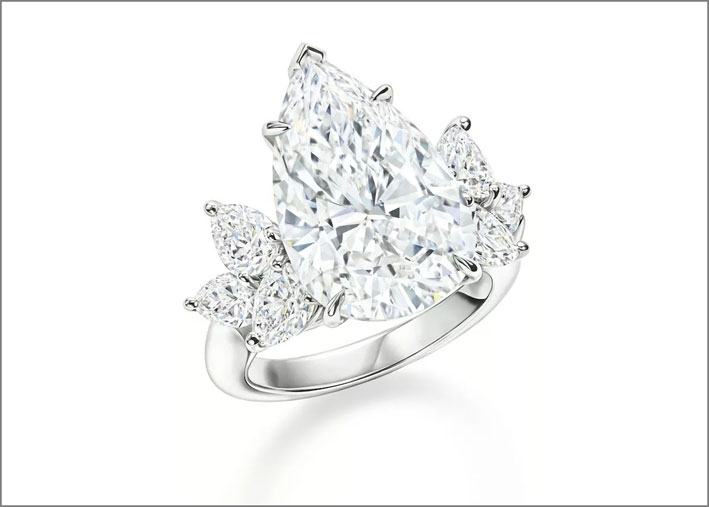 Harry Winston: anello della collezione Legacy con diamante a forma di pera e diamanti marquise