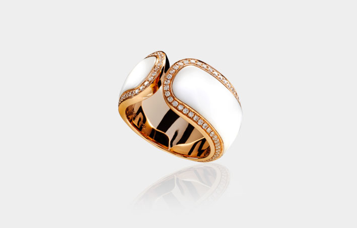 Collezione Jaclyn, anello in oro rosa, diamanti bianchi e agata. Prezzo: 4103 dollari