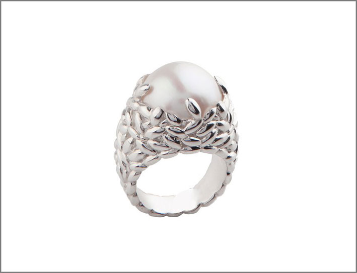 Bea Bongiasca, anello No Rice, No Life, con perla e argento. Prezzo: 480 euro