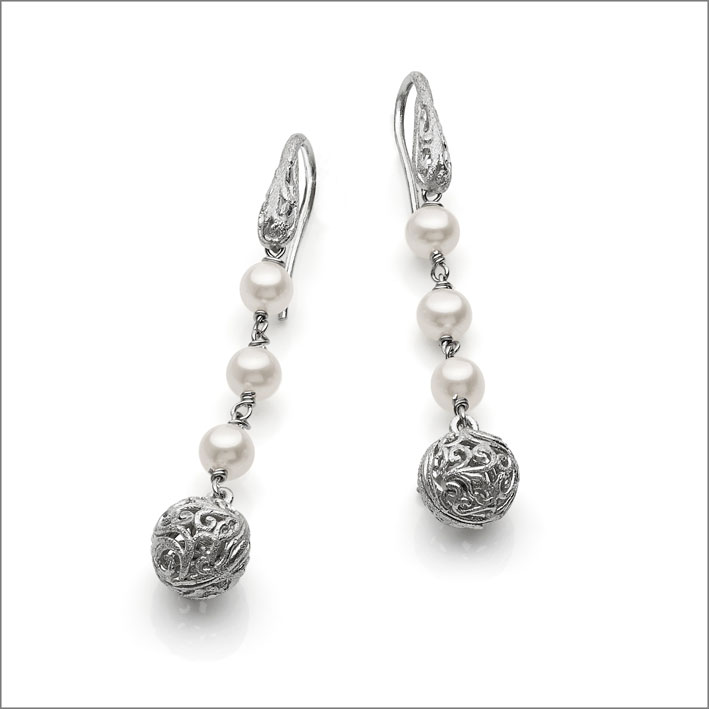 Orecchini in argento 925 con perle d'acqua dolce e sfera damascata. Prezzo: 69 euro