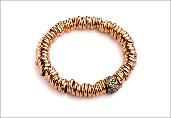 Bracciale in argento rodiato rosa  con rondella grande in oro rosa e diamanti brown. Prezzo: 1530 euro