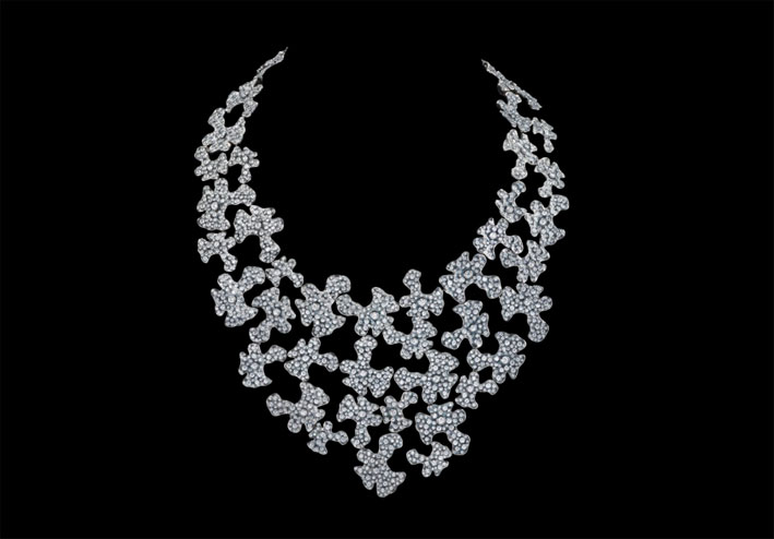 Collana della collezione Petals, oro bianco e diamanti