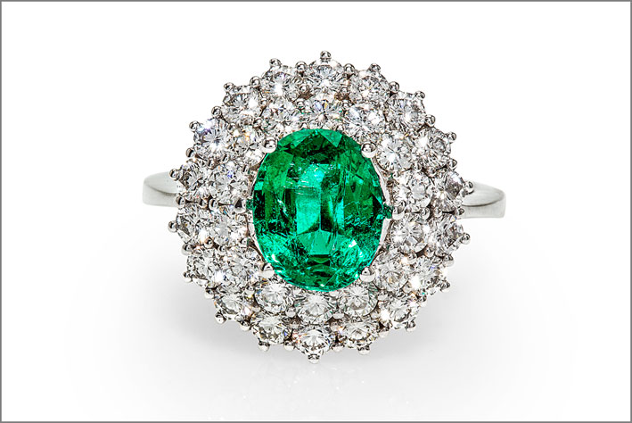 Leonori Gioielli, anello in oro bianco con diamanti e smeraldo ovale da 2,09 carati
