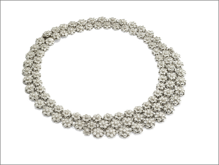 Girocollo in diamanti in oro bianco, formato da corolle di fiori a scalare con incastonati diamanti taglio brillante di 31,36 carati