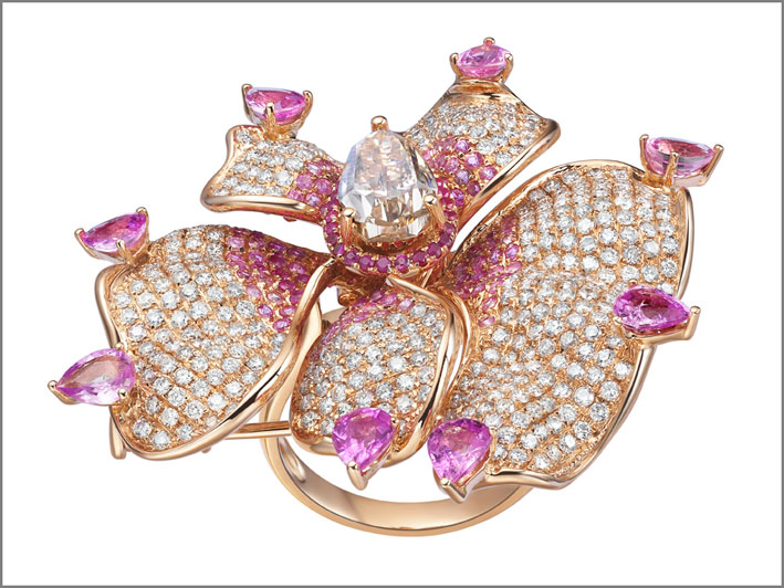 Anello Orchidea, che diventa anche spilla, con diamante rosa a pera di 2 carati, petali diamanti bianchi pave, zaffiri rosa, oro rosa 18 carati
